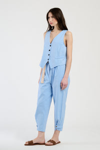 Outfit azzurro: gilet corto e pantaloni ampi, ideale per una giornata di relax con stile.