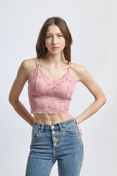 Top in pizzo rosa antico con bretelle sottili e taglio cropped intenso