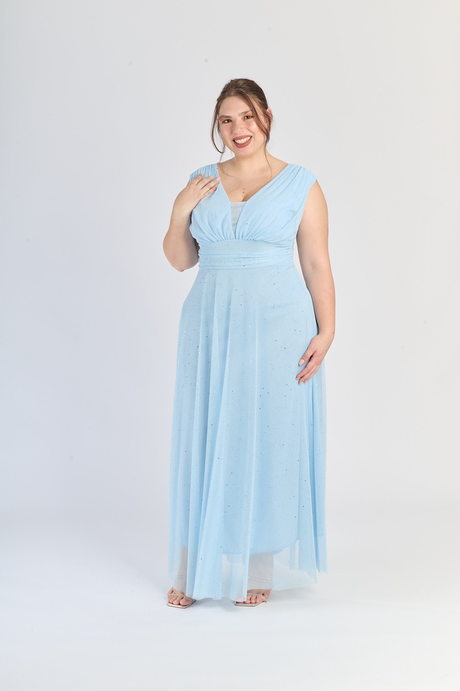 Abito azzuro da cerimonia, colletto a V e gonna ampia, eleganza senza tempo.