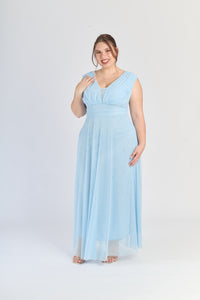 Abito azzuro da cerimonia, colletto a V e gonna ampia, eleganza senza tempo.