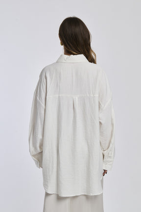 Camicia bianco indossata dalla donna