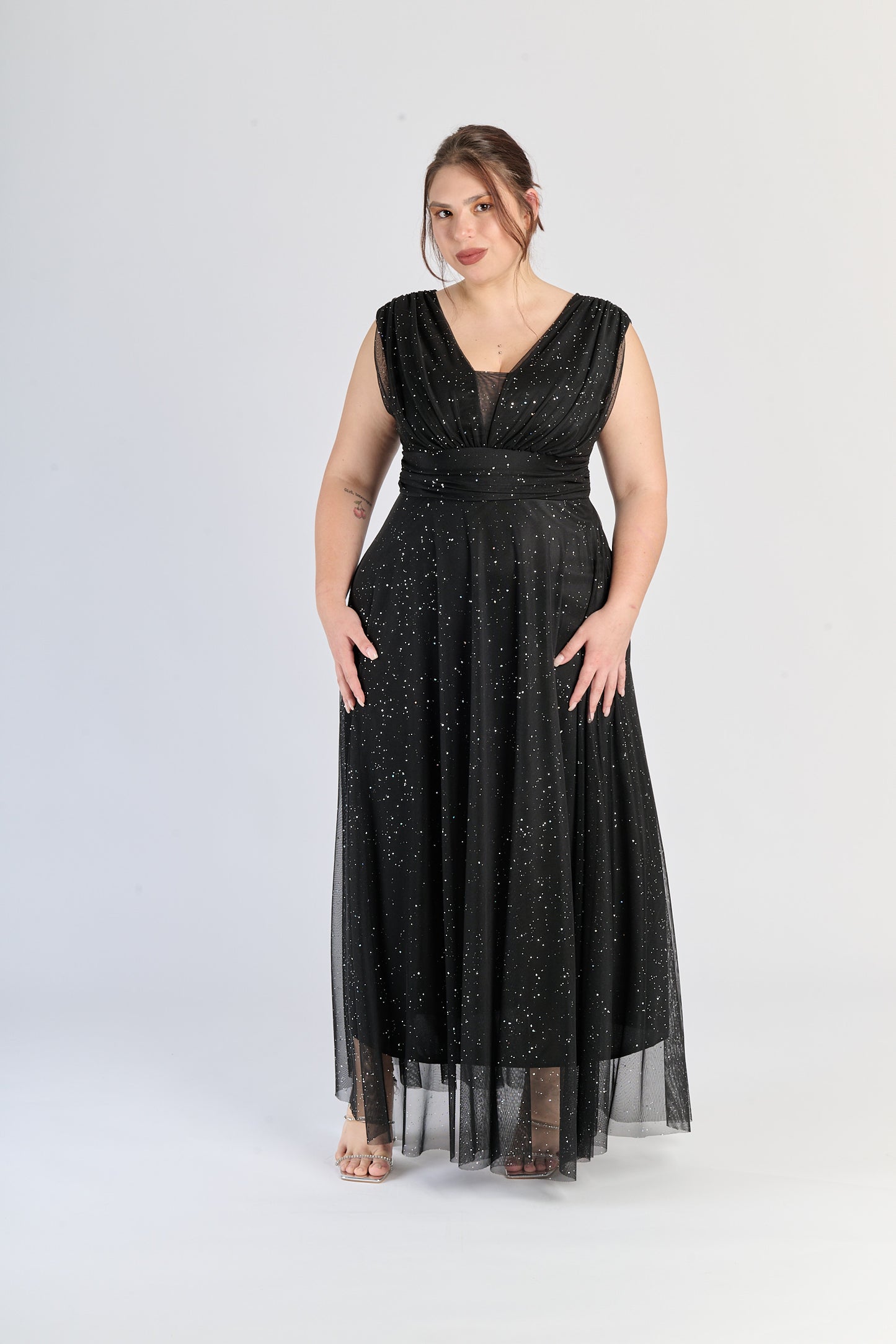 Abito nero da matrimonio, taglio empire e maniche spuntate, stile drammatico