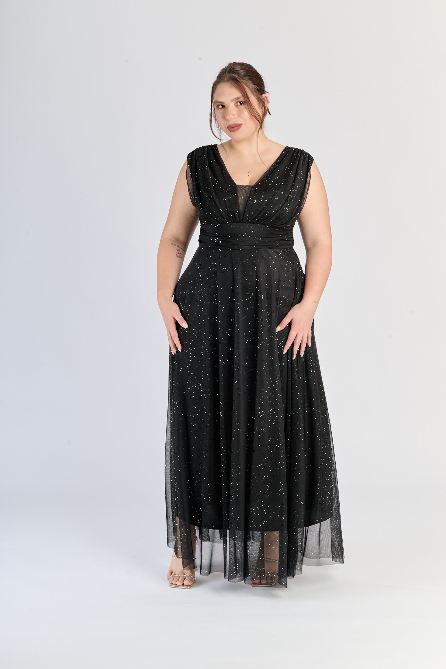 Abito nero da matrimonio, taglio empire e maniche spuntate, stile drammatico