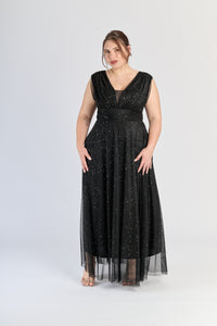 Abito nero da matrimonio, taglio empire e maniche spuntate, stile drammatico