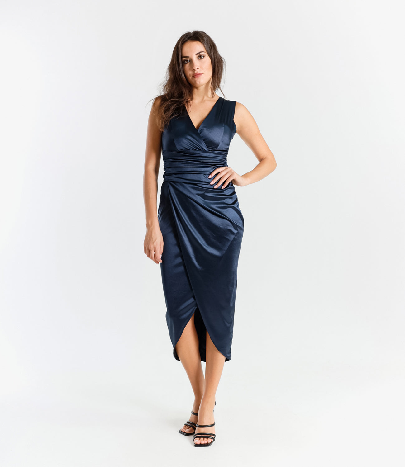 Abito navy in raso classico, scollo a V profondo e falda con fessura