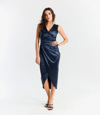 Abito navy in raso classico, scollo a V profondo e falda con fessura