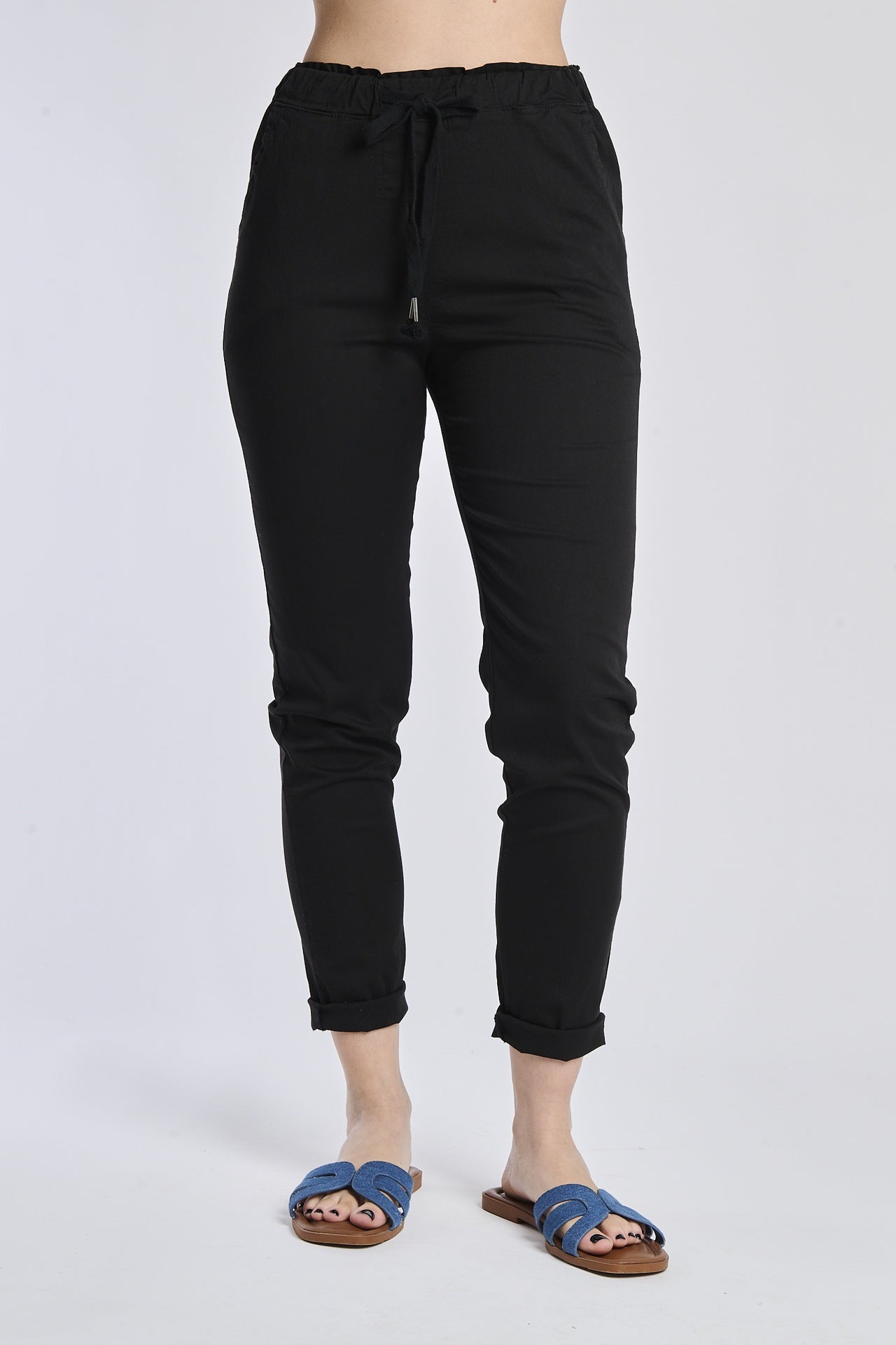 Outfit notturno: pantaloni jogger neri in tessuto leggero, design slim