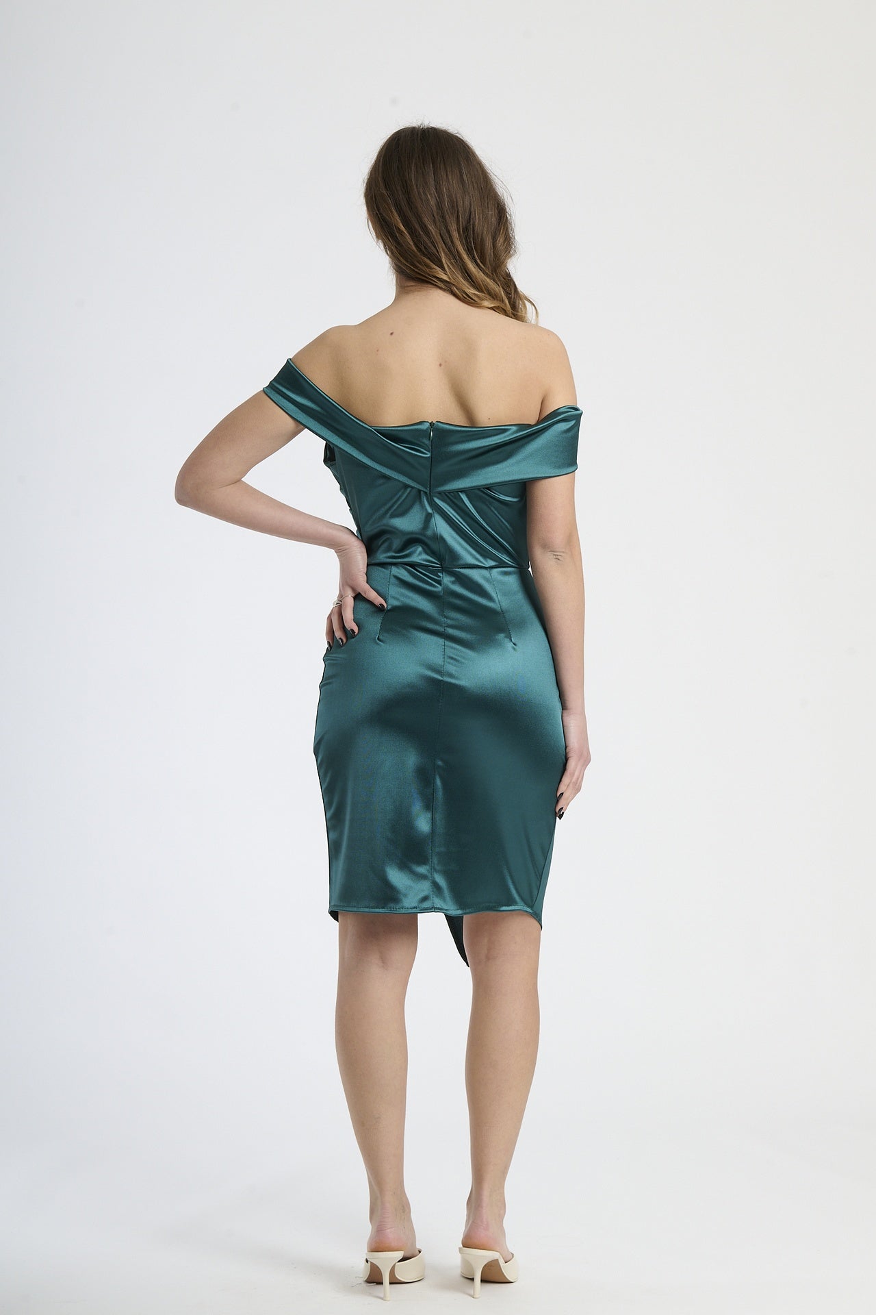  Modella indossa abito verde.S con plissé, stile delicato e rinfrescante per eventi all’aperto.