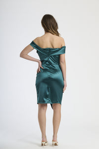  Modella indossa abito verde.S con plissé, stile delicato e rinfrescante per eventi all’aperto.