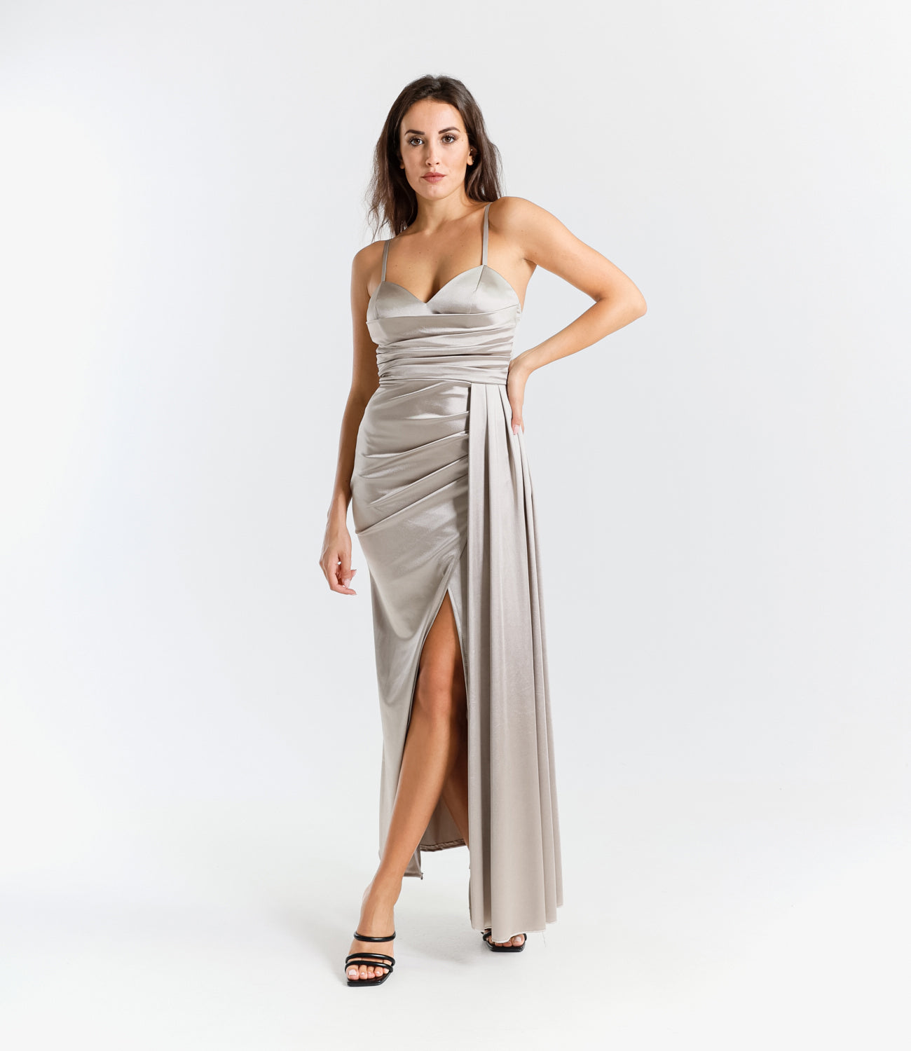 Abito elegante tabacco con raso satinato, spalline sottili e slittino raffinato