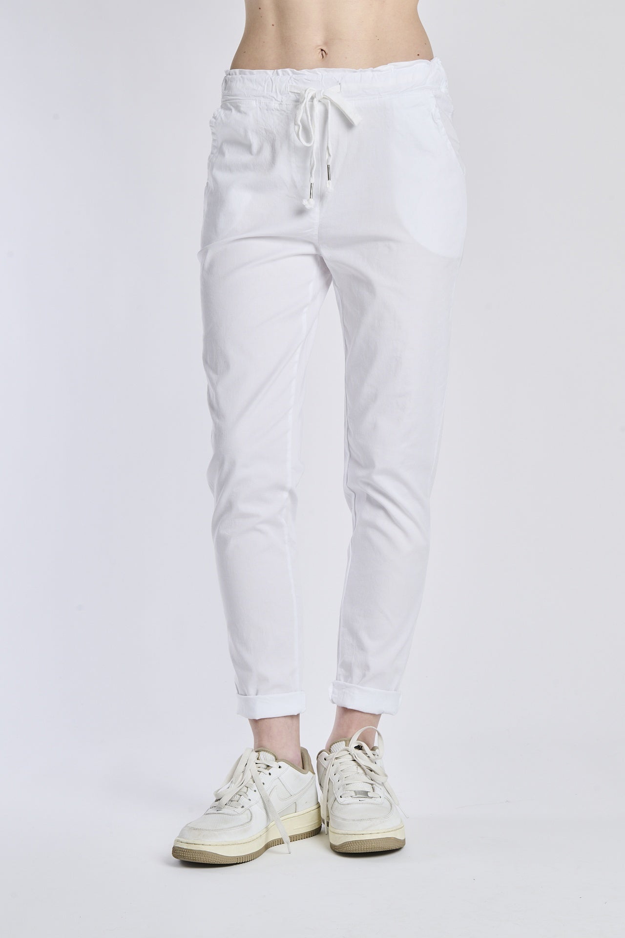 Donna con pantaloni bianchi a vita elastica, gamba dritta, perfetti per il tempo libero