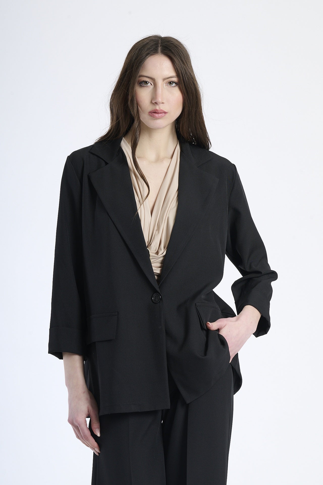 Blazer nero su figura, esempio di moda elegante e intemporanea.