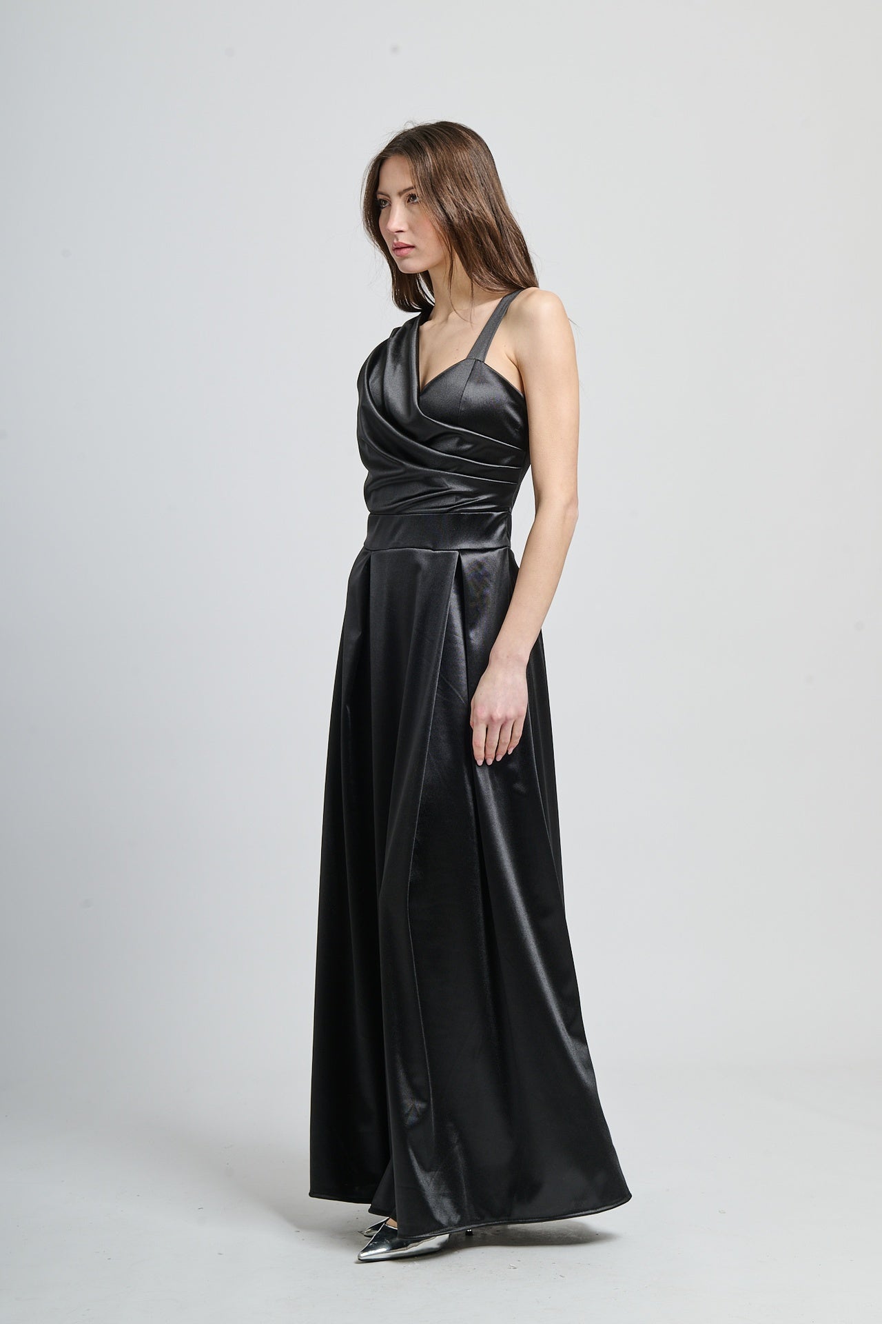 Abito formale nero in raso, perfetto per serate notturne