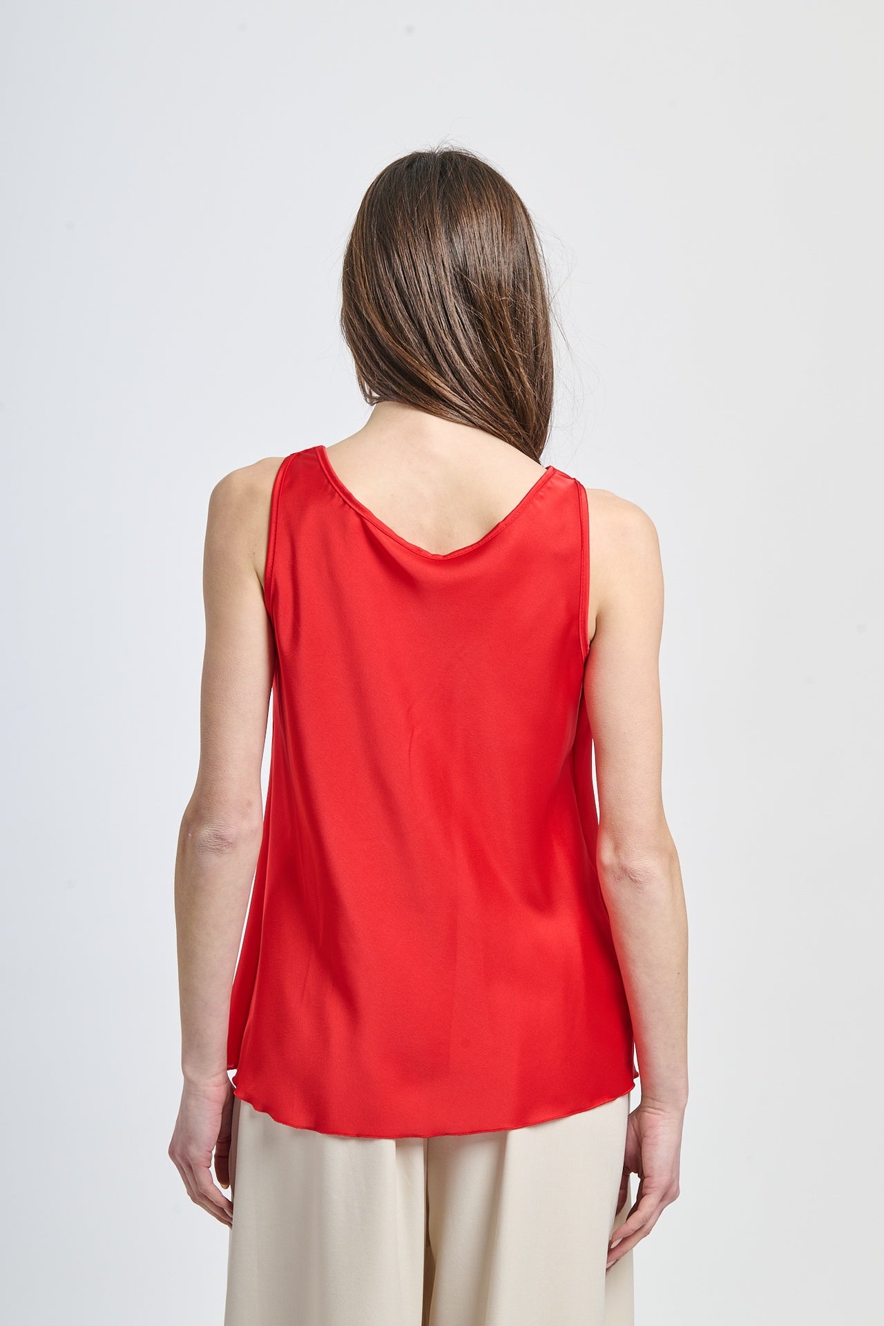 Canotta rossa dalcollo drappato accattivante
