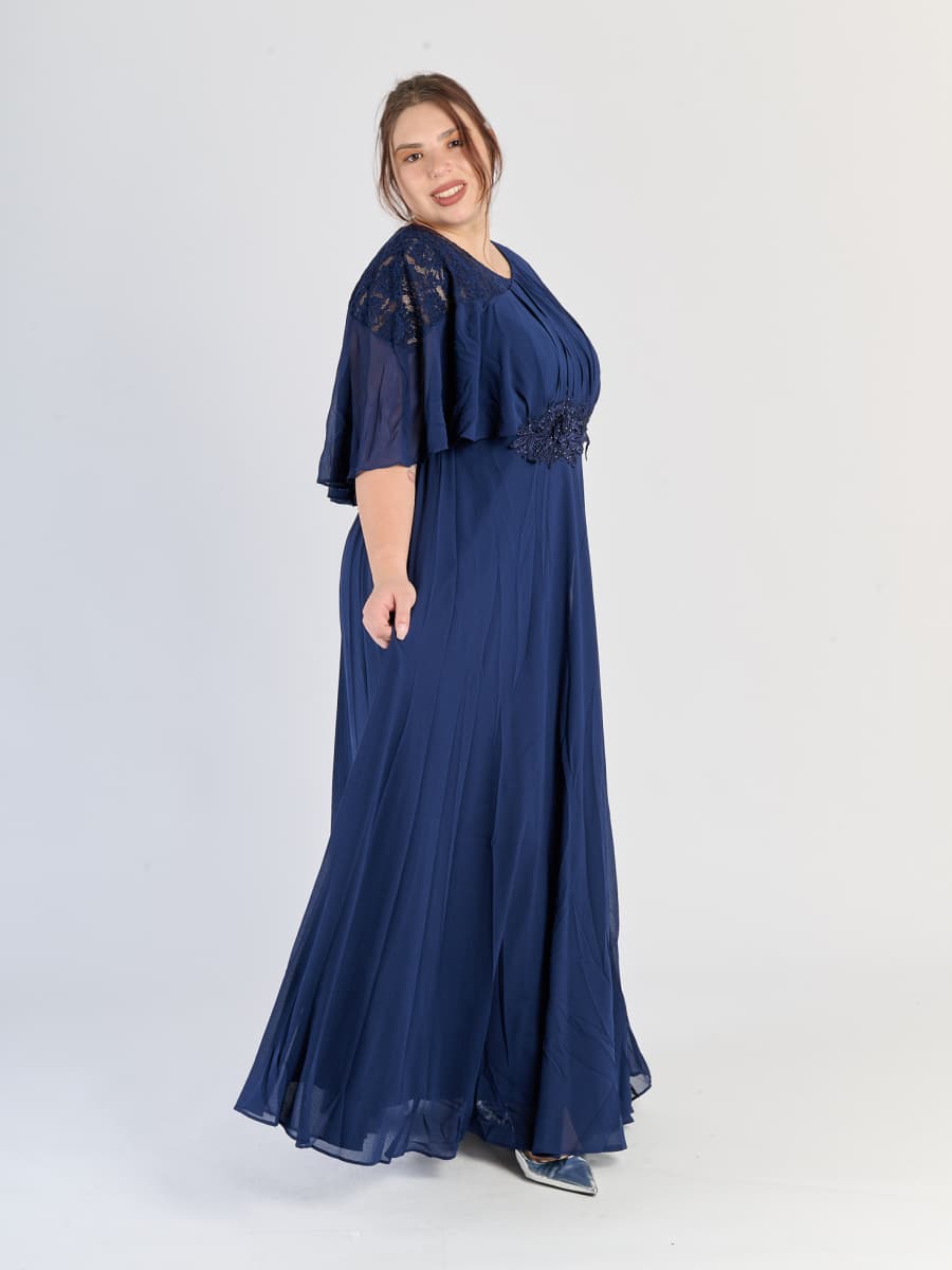 Modello di abito plus size Blu scuro in raso con silhouette avvolgente