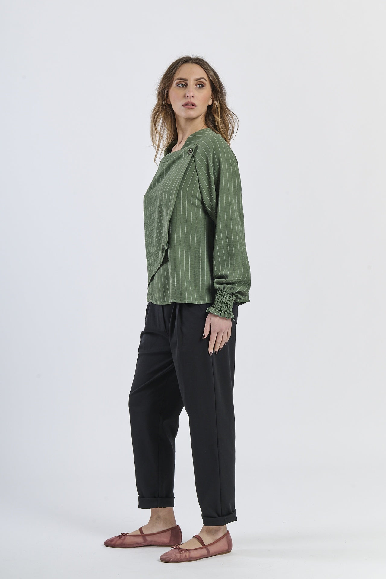 Canotta militare avvolgente condettagli a righe raffinati