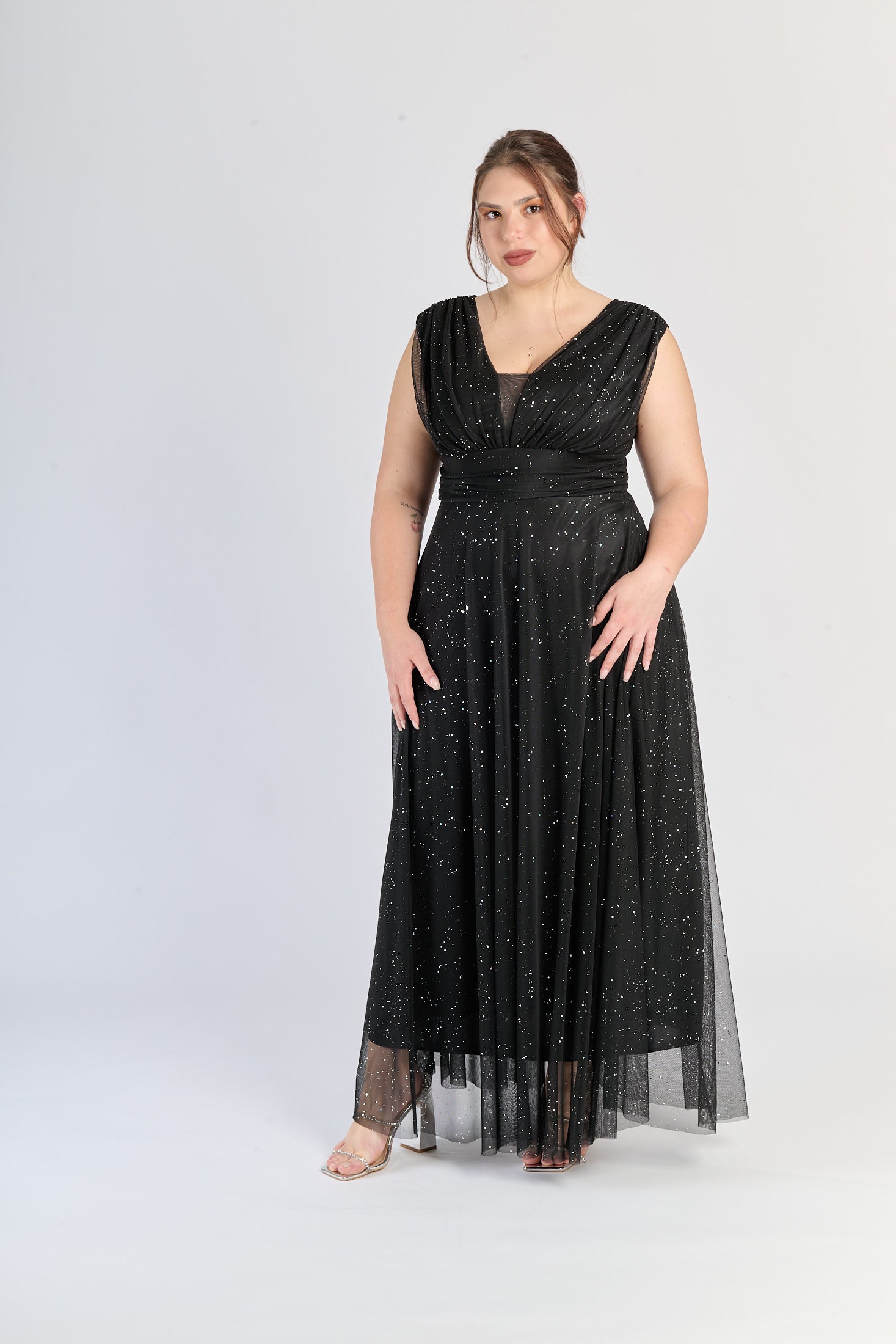 Vestito nero fluviale, colletto a V e fascia in vita, minimalismo affascinante.