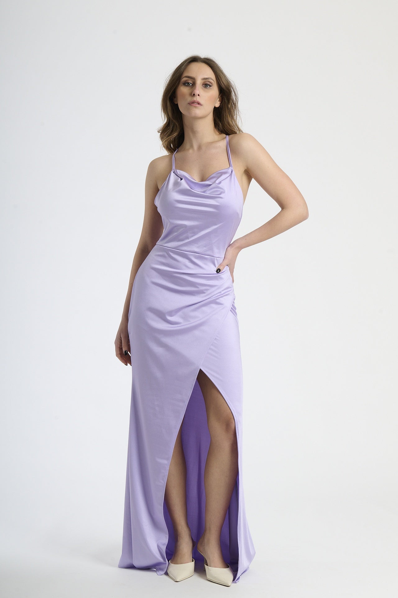 Moda femminile: abito lilla in tessuto delicato, design con spalline sottili e colletto avvolgente.