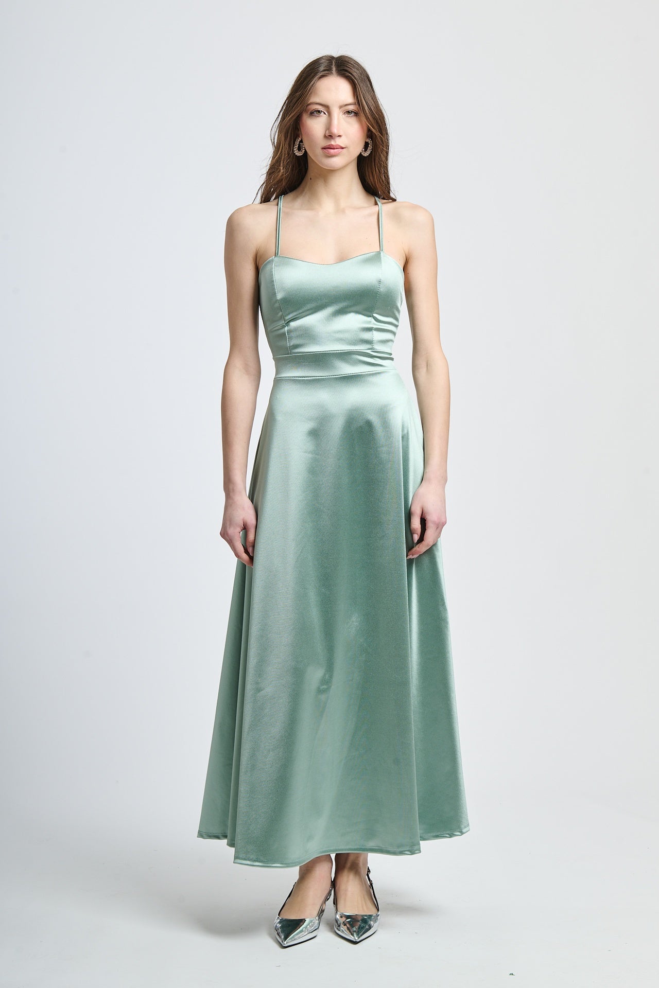 Abito da cerimonia salvia in raso, con spalline sottili e scollatura a V, ideale per occasioni eleganti e rinfrescanti