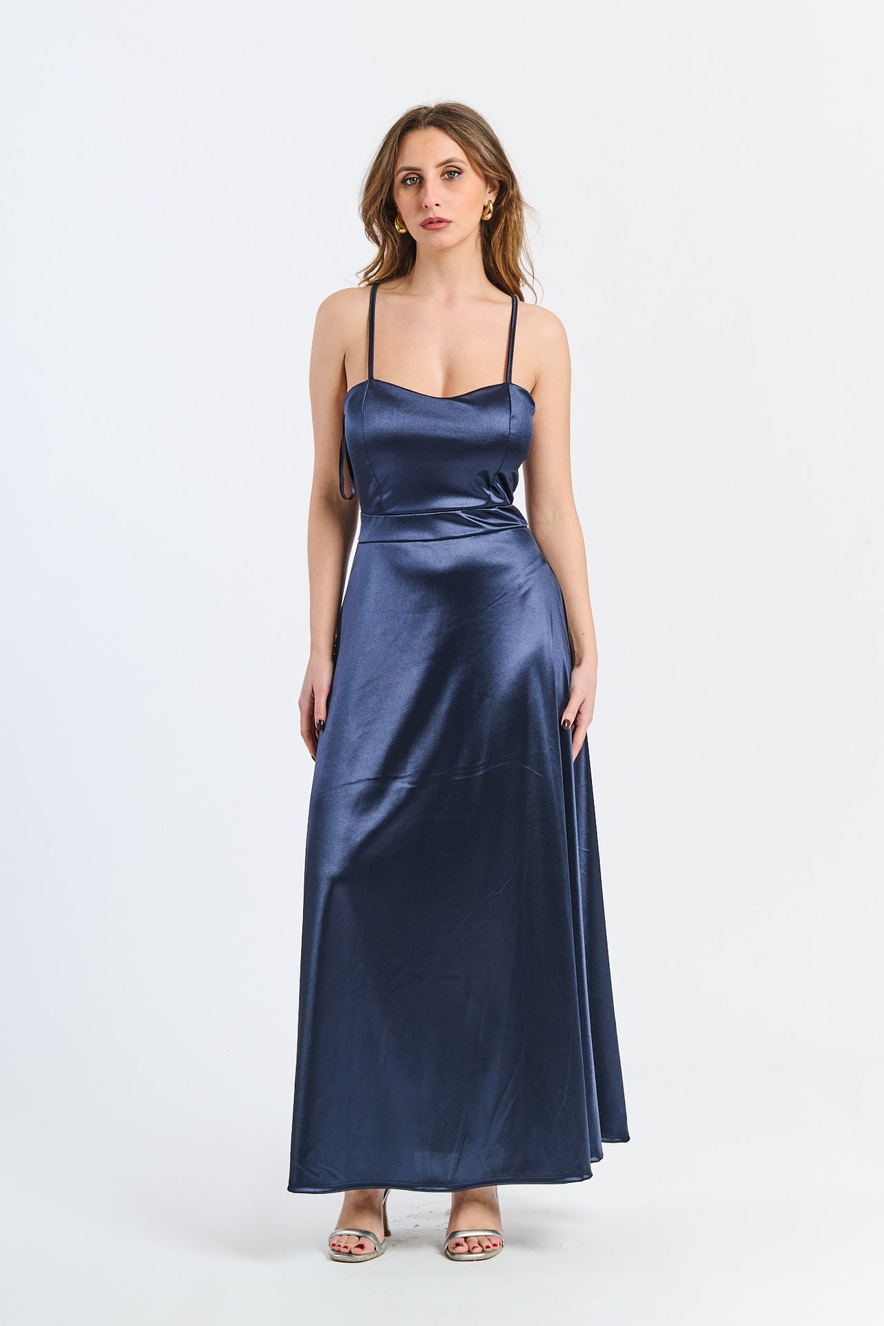Abito lungo navy in raso intenso, spalline sottili e scollatura a V profonda, design classico e misterioso