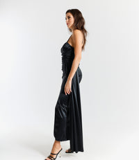 Abito elegante nero con raso satinato, spalline sottili e slittino glamour