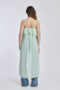 Top in salvia con un tessuto leggero e ventilato, che dona un senso di freschezza e di vitalità.