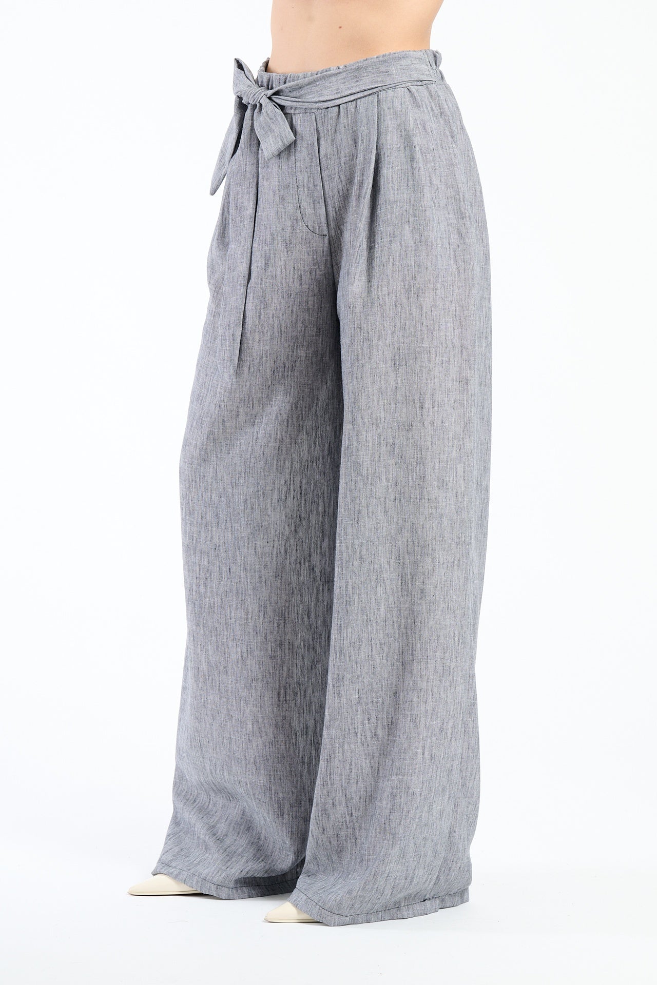 Pantaloni neri in tessuto opaco con cordoncino, versatili e chic.