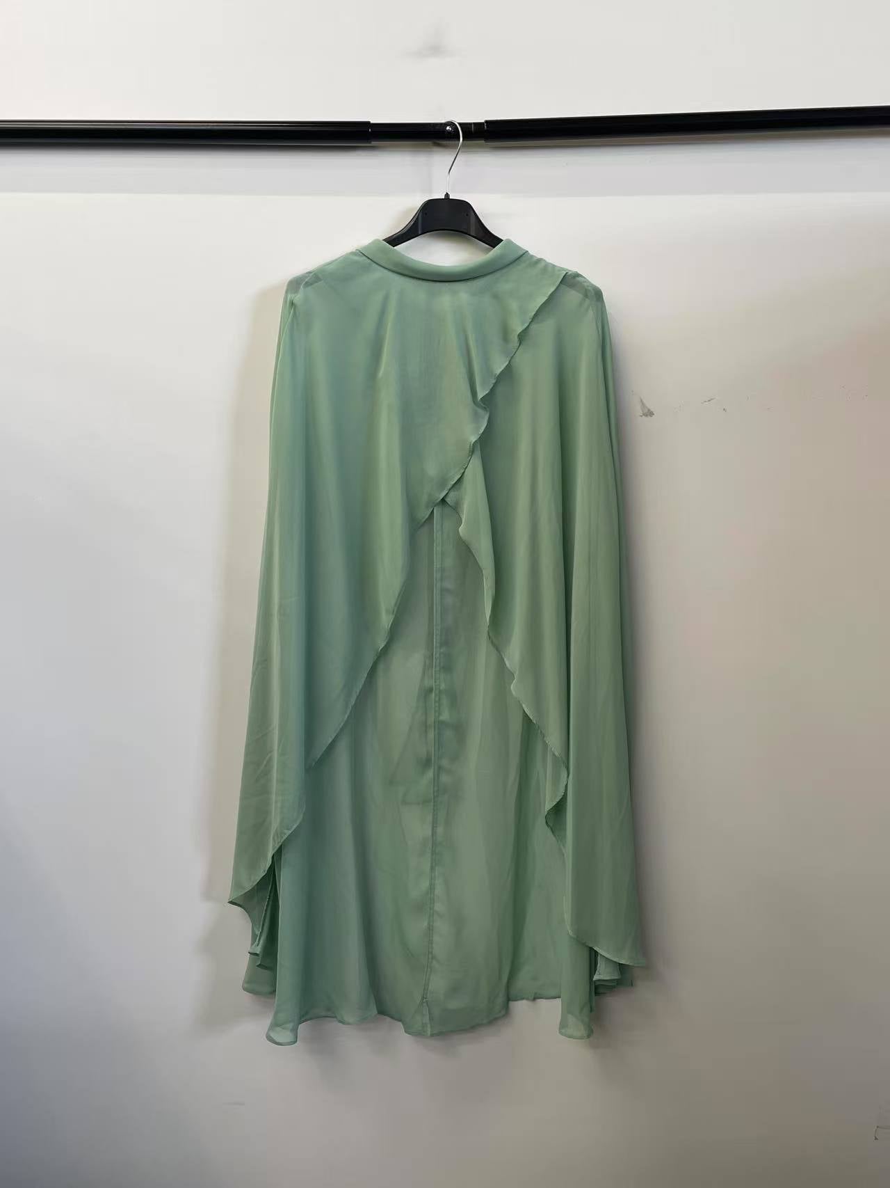 Mantella Ondulata – Eleganza Leggera “Aurelia” (solo lo scialle, non incluso l'abito)