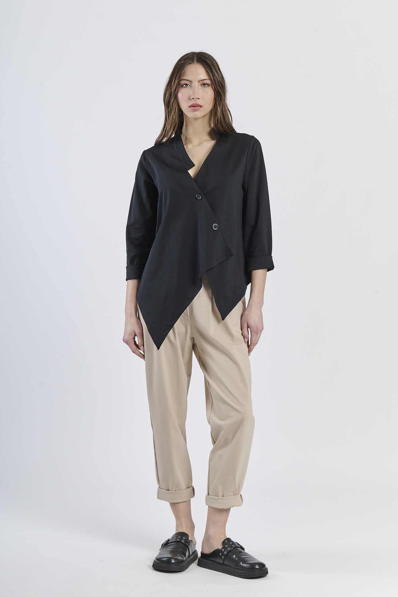 Ensemble: camicia nero oliva con maniche a 3/4, pantaloni beige e scarpe classiche