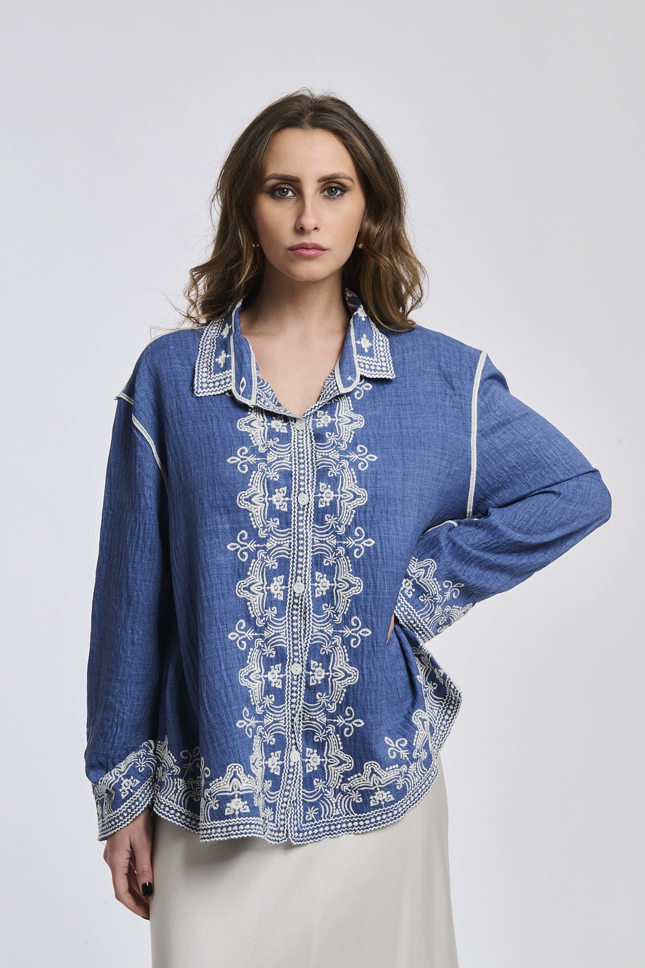 Camicia a righe navy e bianche da donna, taglio dritto, che valorizza la silhouette con eleganza.