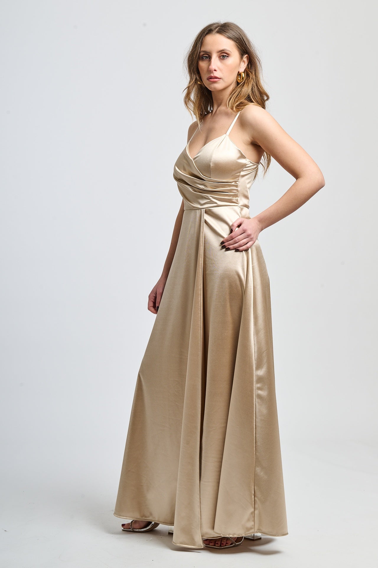 Vestito formale beige, design senza spalline con drappeggi laterali e apertura leggera