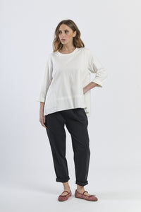 Un abito per occasioni speciali con un dettaglio di nastro sulla vita.