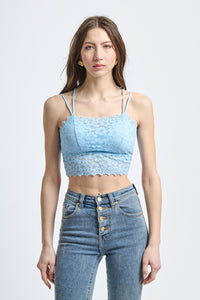 Top estivo azzurro in pizzo, silhouette slim con scollatura a V