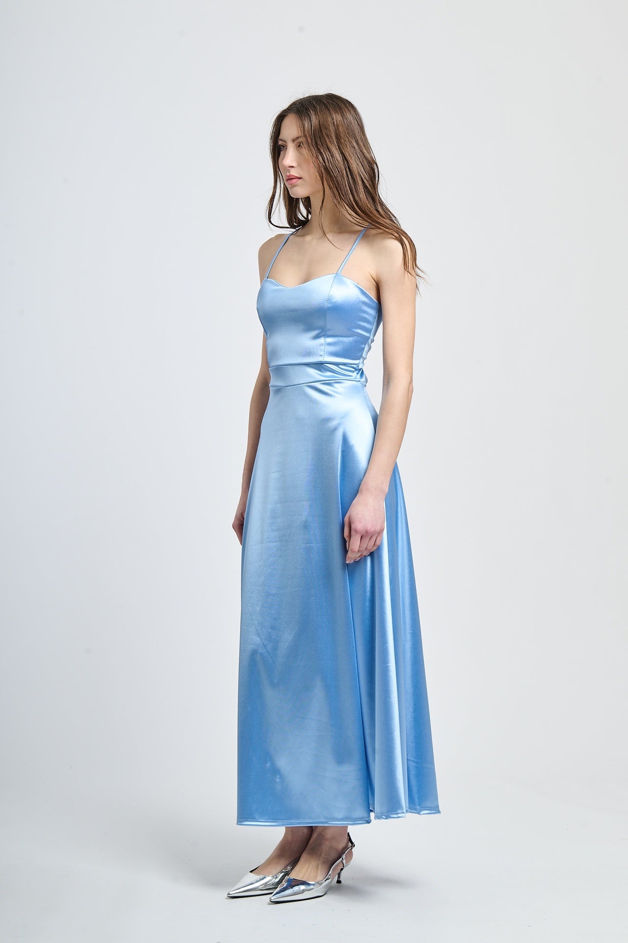 Abito da cerimonia azzurro in raso, con spalline sottili e scollatura a V, ideale per occasioni eleganti e sobrie