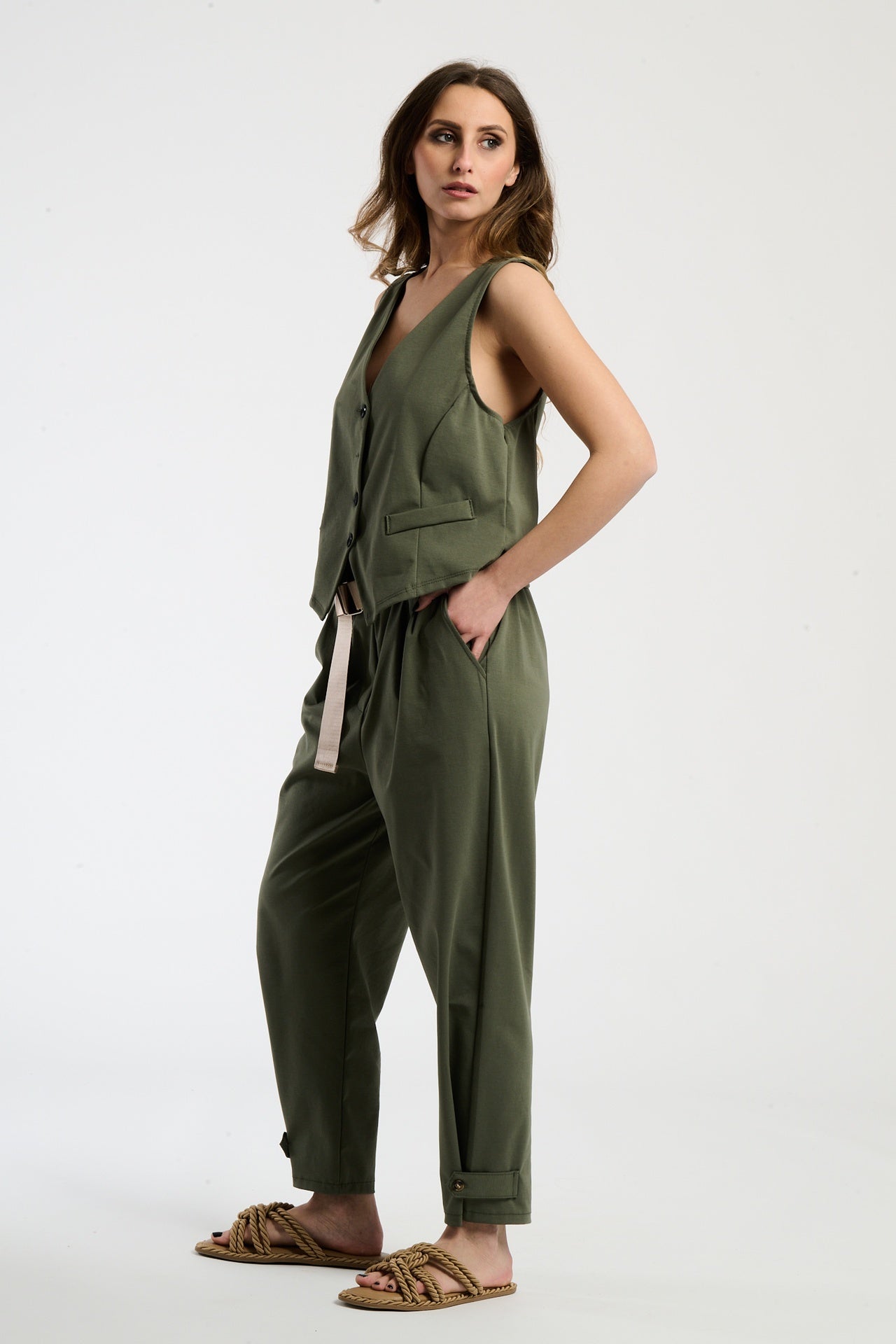 Outfit militare: gilet corto e pantaloni ampi, ideale per un look con impatto visivo forte.