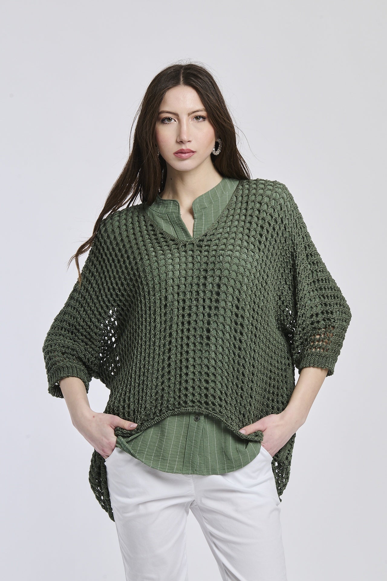 Maglione verde militare a maglia texturizzata con colletto e maniche robuste