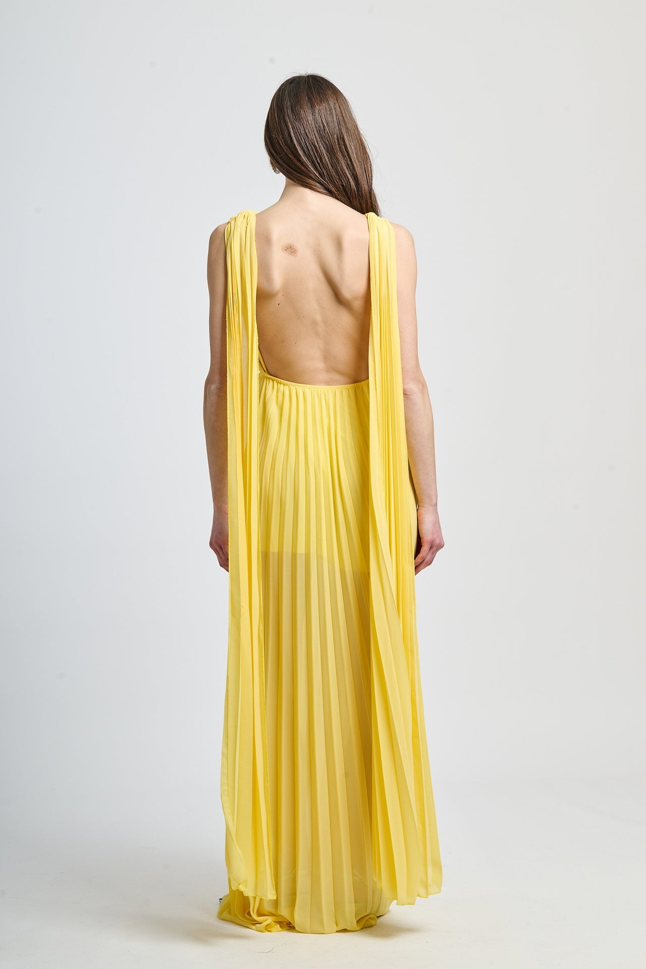 Abito formale giallo in tessuto leggero, ideale per occasioni rinfrescanti