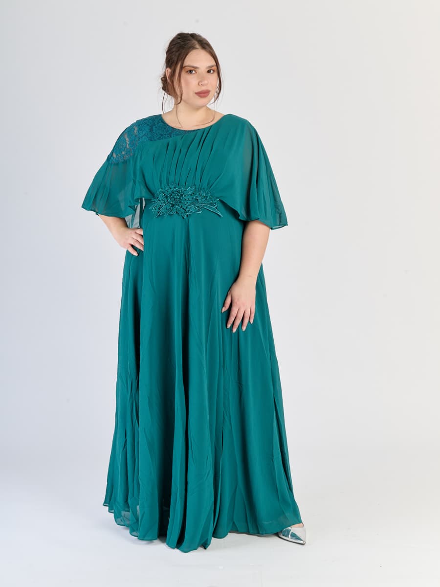 Modello di abito plus size Verde.S in chiffon con silhouette avvolgente