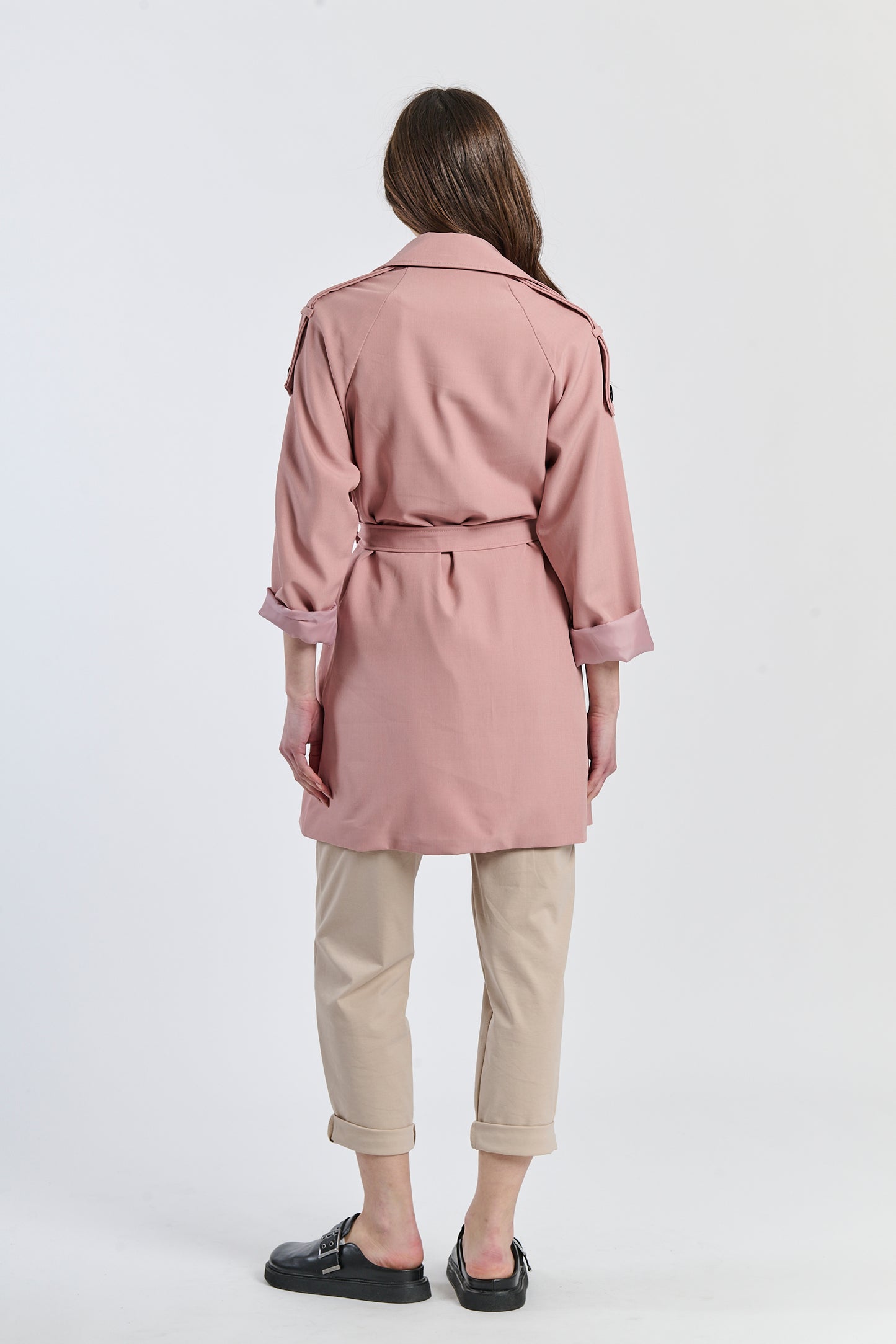 Trench rosa antico pastello, stile vintage per un’atmosfera dolce.