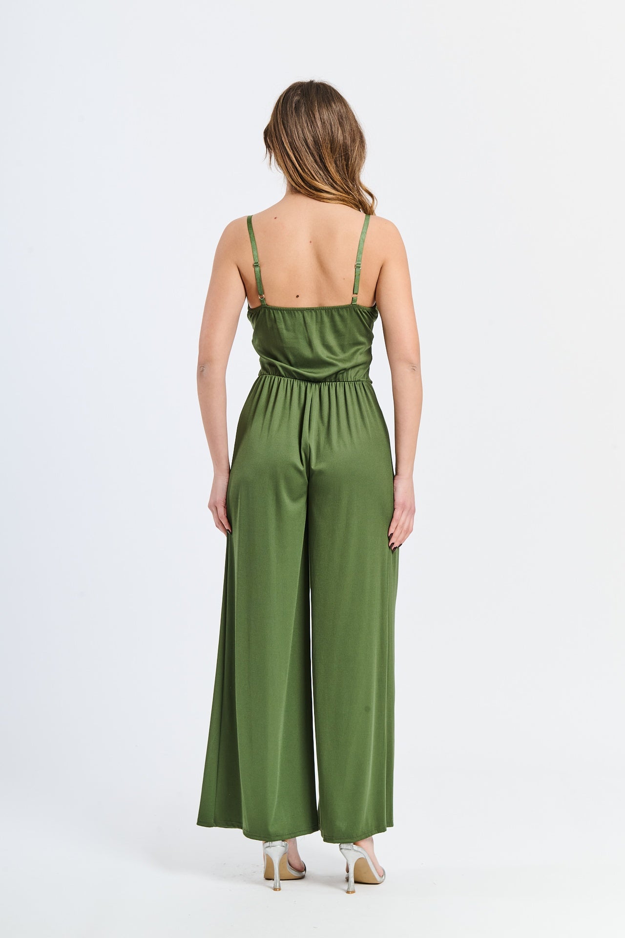 Tuta monopezzo color militare, colletto a V e impatto rustico