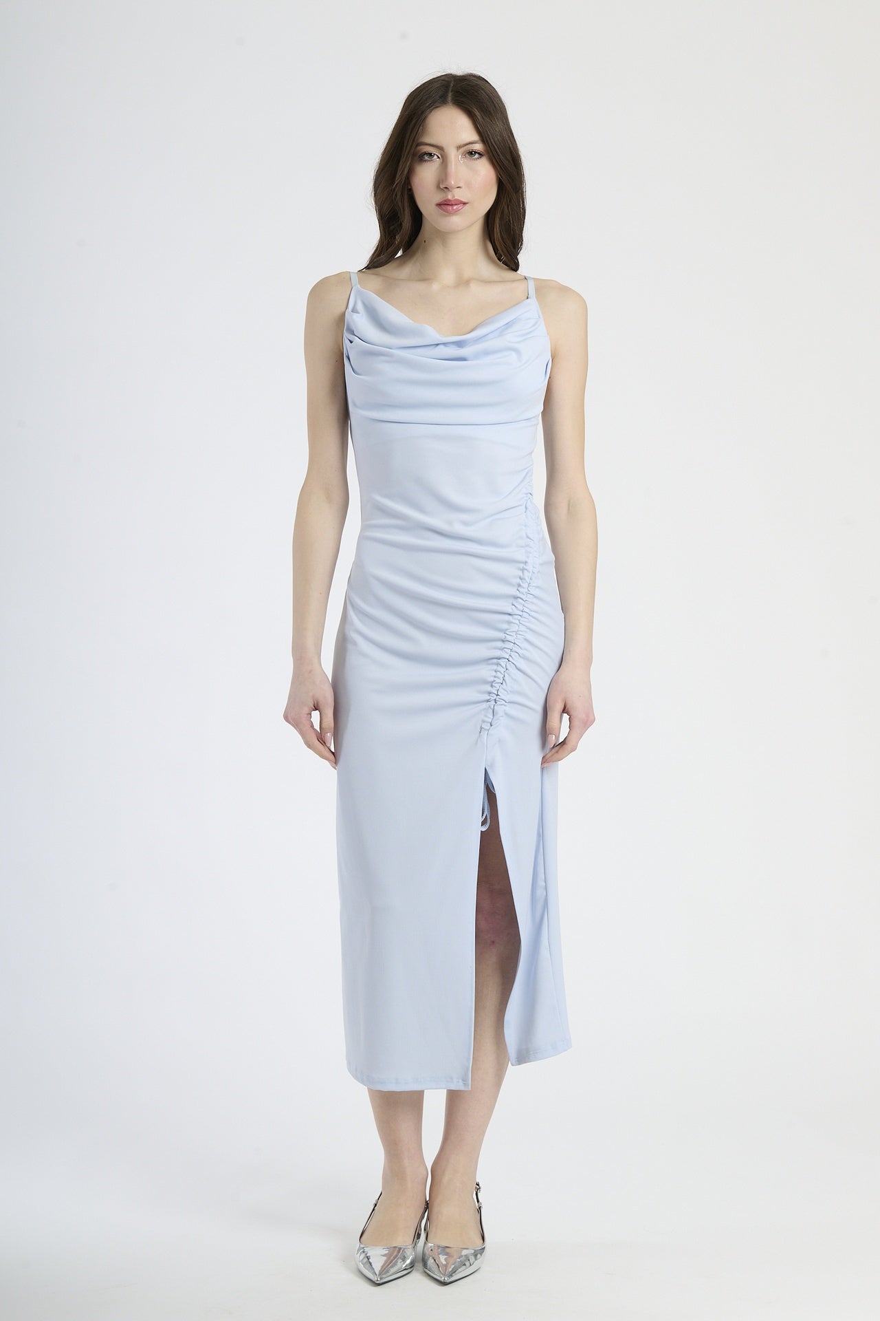 Moda femminile: abito azzurro elegante, taglio lungo con bretelle sottili e dettagli ruches.