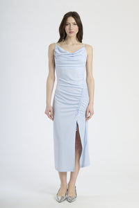 Moda femminile: abito azzurro elegante, taglio lungo con bretelle sottili e dettagli ruches.