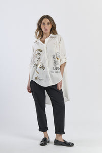 Camicia bianca oversize, perfetta per un look minimalista