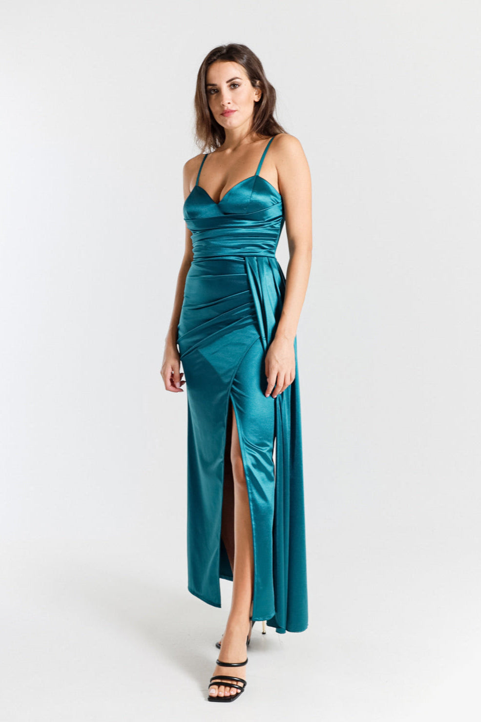 Abito lungo ottanio in raso lucido, spalline sottili e scollatura a V profonda, design affascinante