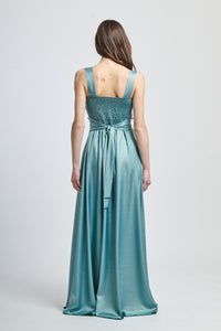 Abito elegante salvia con drappaggi sul busto e gonna fluida