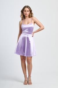 Abito lilla satinato, gonna a campana, eleganza profonda