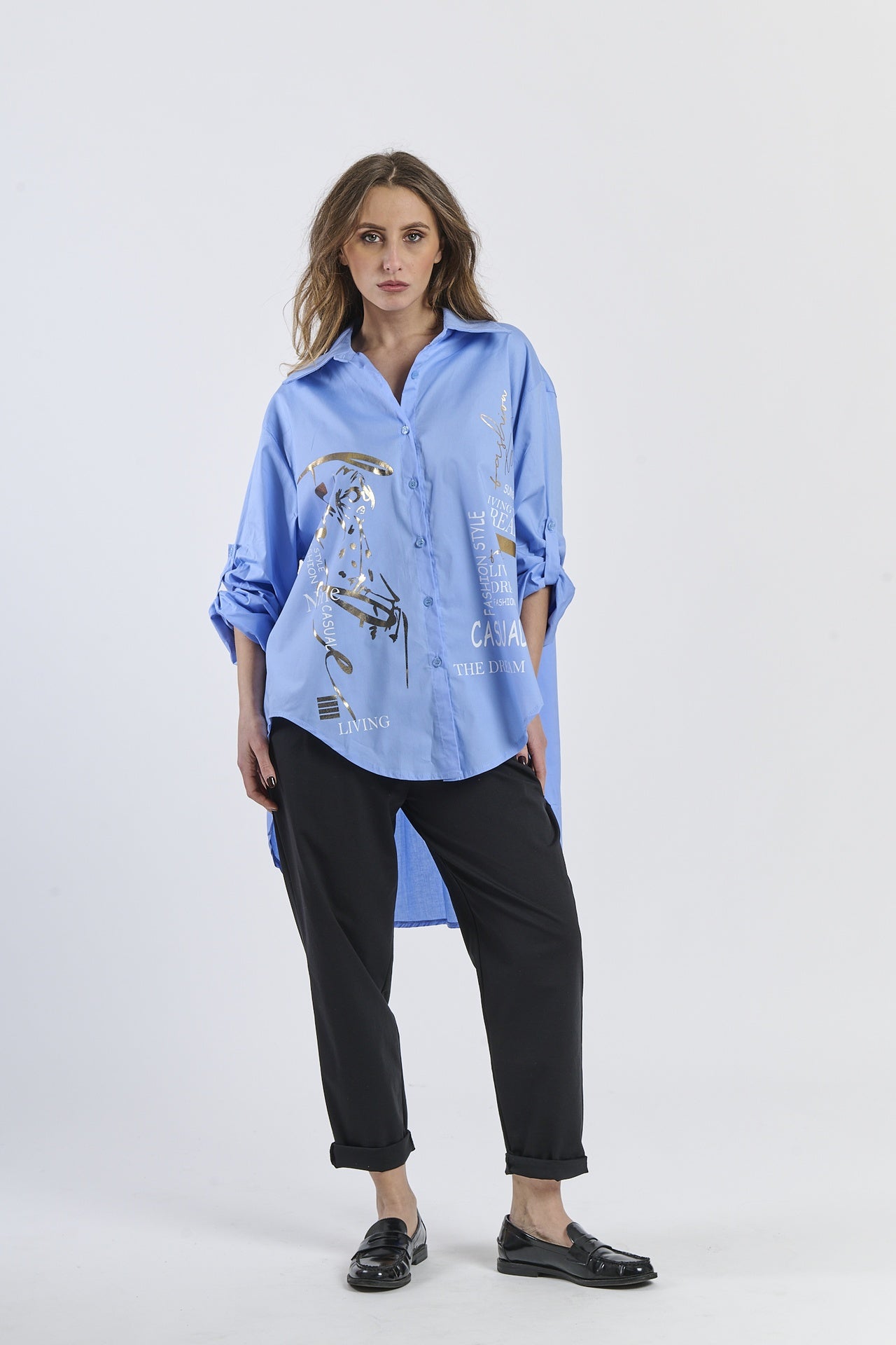 Camicia oversize azzurra, colore rinfrescante e leggero