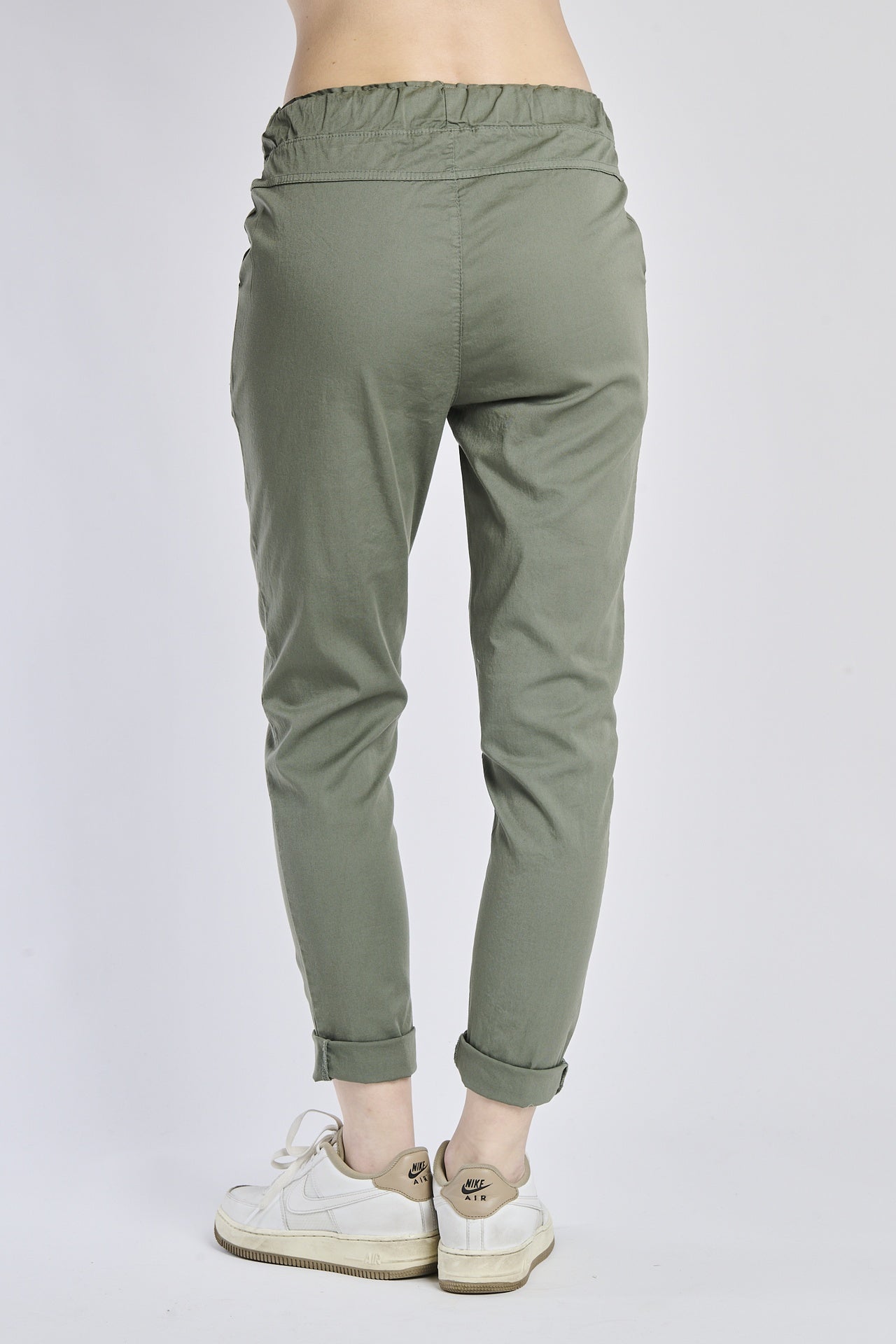 Donna con pantaloni militari a vita elastica, gamba dritta, perfetti per l’outdoor