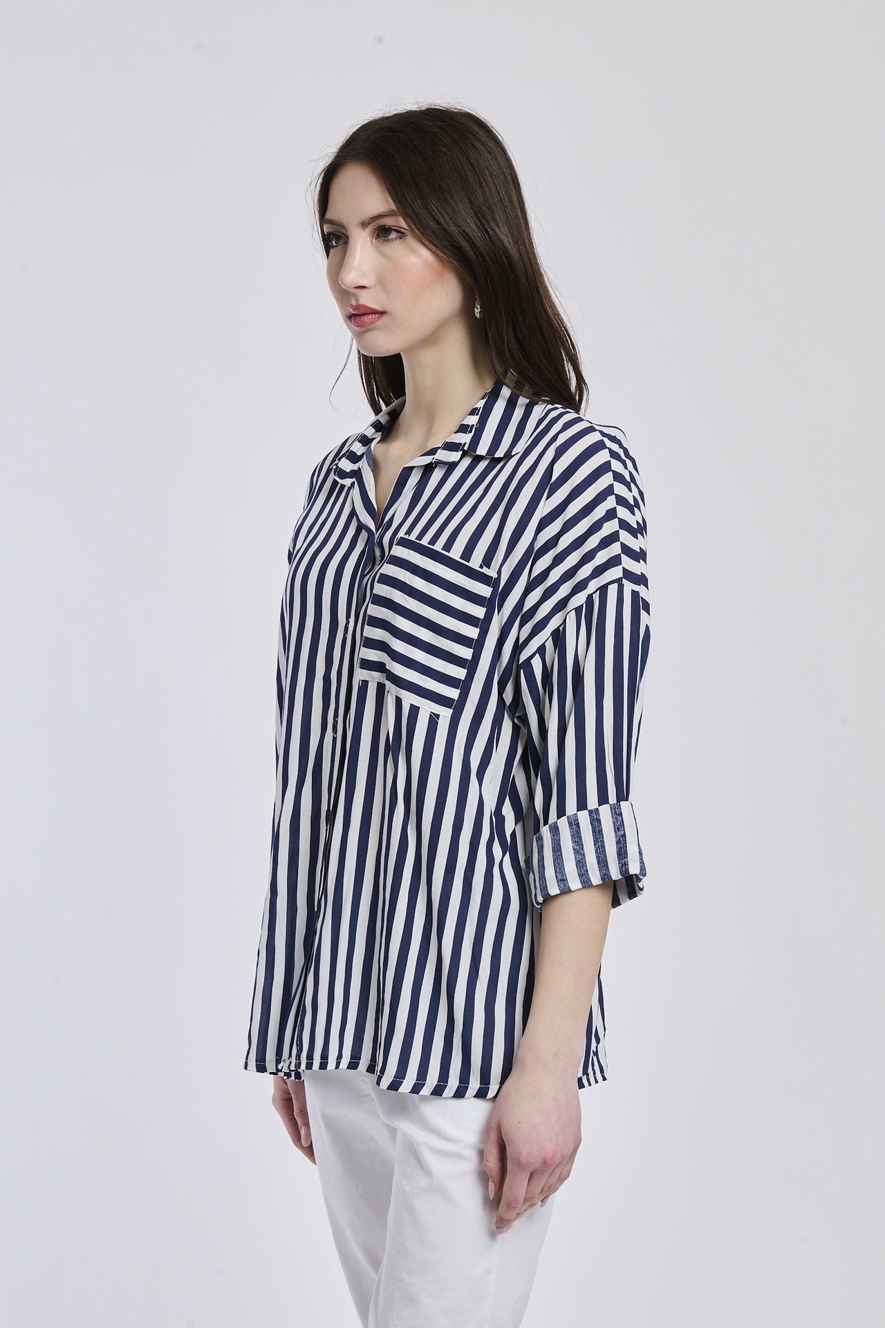 Camicia a righe navy da donna, realizzata in un tessuto leggero, perfetta per le giornate di primavera.