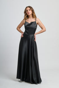 Abito lungo nero in raso elegante, spalline a fascia e vita incontrita